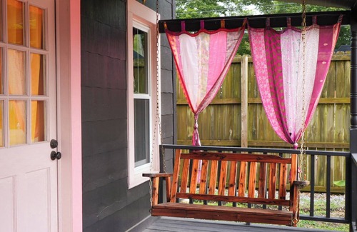 Tupelo House | Downtown -All Shook Up Bungalow -Heart Break Hotel 2br/1b