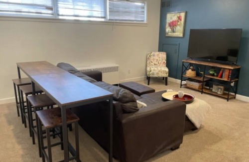 South Addition Apartment | Downtown Charming Walkabout 2brm apt-PETS Welcome-sleeps 8