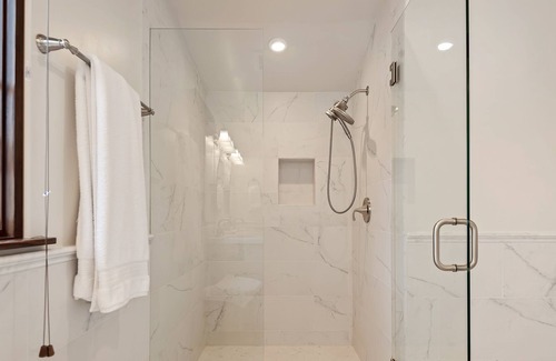 Upper East House | Downtown City Escape, close to beach, shops, food