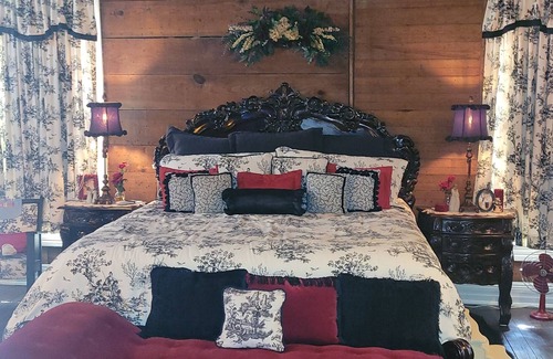 Livingston Cottage | Downtown close to all the cute shops and restaurants downtown has to offer