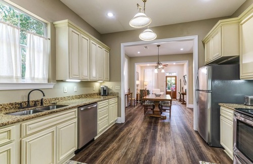 Abita Springs House | Downtown Cottage/Walk To It All/30 Mile Biking Path/Abita Brew Pub Restaurant