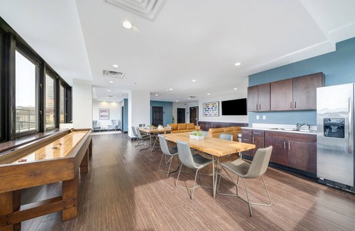 Downtown Pittsburgh Apartment | Downtown Cozy Chic | Walk Everywhere | 24/7 Valet Gym Terrace Roku
