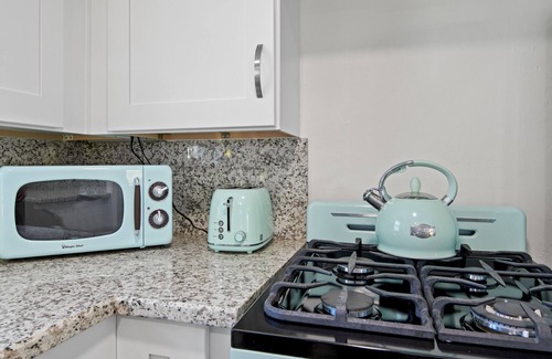 Downtown Flagstaff House | Downtown Green Gable Bungalow with AC, Fully Fenced Yard, W/D, 2 Smart TVs, WiFi