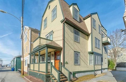 Yachting Village House | Downtown Harbor View