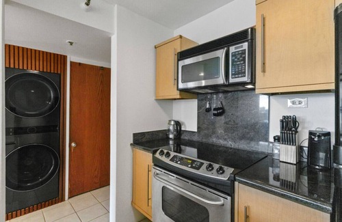 Downtown Honolulu Apartment | Downtown Honolulu | AC, W/D, Free Parking, Kitchen