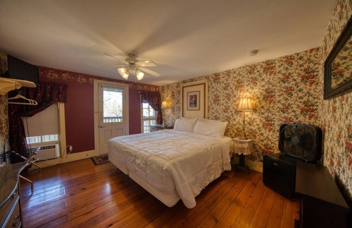Eureka Springs Historic District Hotel | Downtown Primrose Piedmont House