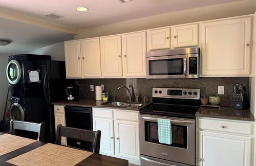 Grandview Heights House | Downtown Retreat -City Place, Convention Center everything is a short walk away!