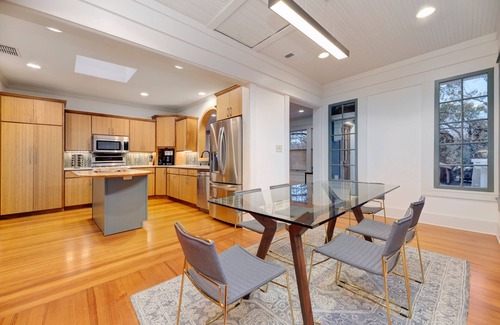 Clarksville House | Downtown retreat and super walkable! Sleeps 6 - 10.