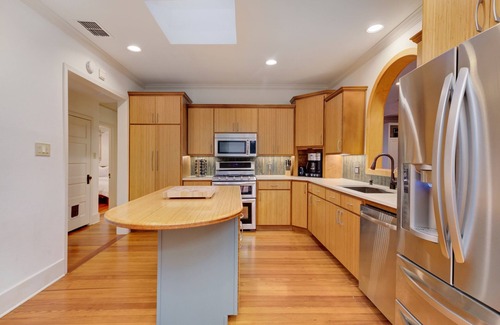 Clarksville House | Downtown retreat and super walkable! Sleeps 6 - 10.