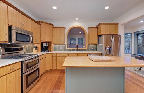 Clarksville House | Downtown retreat and super walkable! Sleeps 6 - 10.