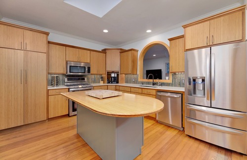 Clarksville House | Downtown retreat and super walkable! Sleeps 6 - 10.