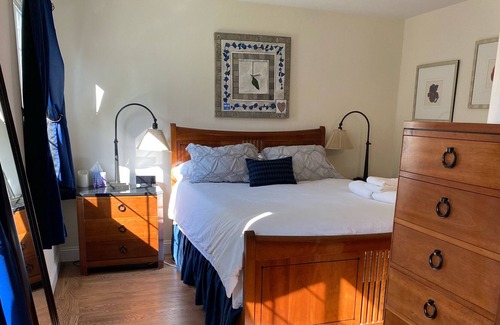 Shoreline West House | Downtown Rose Covered Mountain View Home