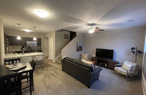Downtown Des Moines House | Downtown Skyline Views in Modern Townhome with Rooftop Patios
