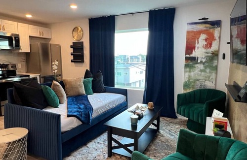 Old East Dallas Apartment | Downtown View | Free Parking | Sleeps 6