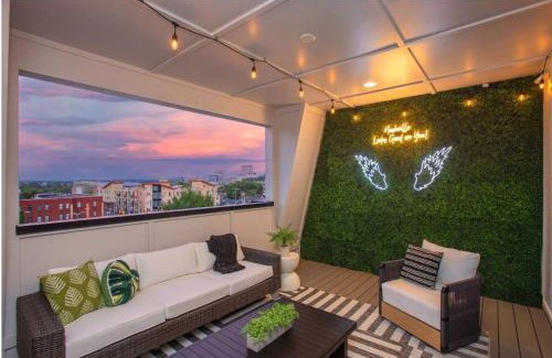 Buena Vista House | Downtown Views Glam Stations Close to Broadway