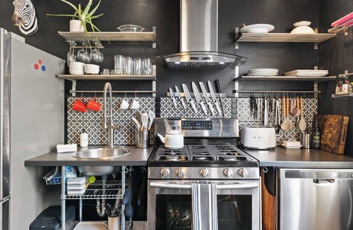 Downtown Vancouver Apartment | Downtown Walkable 1-bedroom Couples Retreat With Large Soaking Tub