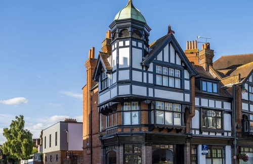 Henley House | Dragon Court - 4 Beds with Terrace Garden