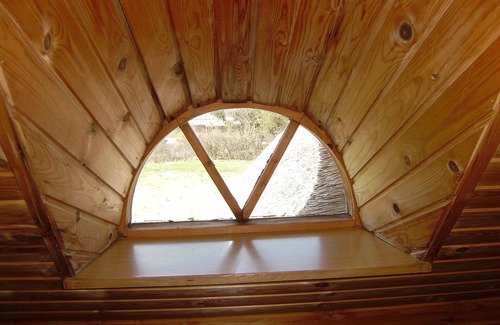 Morsø Municipality House | Dragstrup Vig. 130 m2 wooden holiday cottage w/thatchroof. 100m. to the beach.