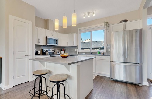 Southwest Edmonton House | Drake - 4 Bdrms, Central AC, Gas BBQ, Garage