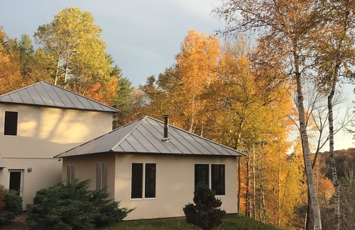 Woodstock House | Dramatic Mountain Ridge house 3 miles from village green