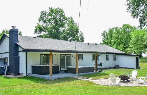 I-435 West KC-KS House | Dream Home at the Legends in KC