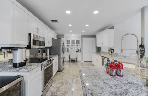 Stony Point Villa | DREAM Home, Pool, Hot Tub, Game Rm & Mountains.