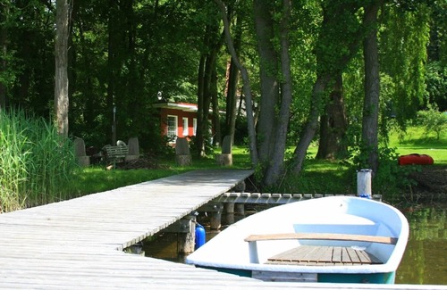 Guestrow House | Dream house "Drei Erlen" on the Inselsee, with lake access, jetty and bathing facilities