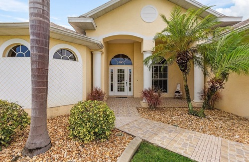 Fort Myers Villa | Dream villa with tropical garden on the canal