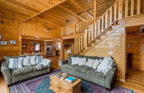 Livingston Manor House | Dreamy Lakefront Log Cabin - 2hrs from NYC! Sleeps 14 (5Bed/3Bth) 7 private acre