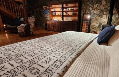 Saluda Cabin | Dreamy log cabin off a country road, short hike to waterfalls. Pet friendly.
