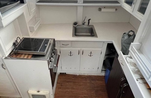 University District Boat Rental | Drifted Dreamer 1-bedroom house boat in Seattle