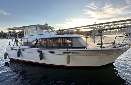 University District Boat Rental | Drifted Dreamer 1-bedroom house boat in Seattle