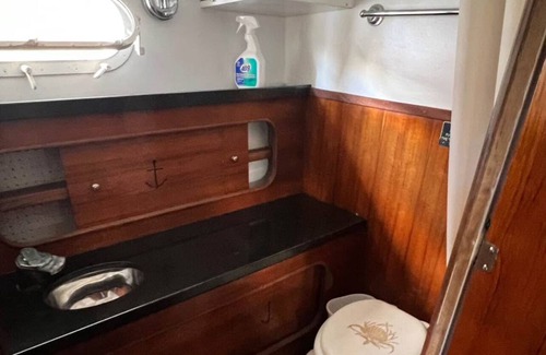 University District Boat Rental | Drifted Dreamer 1-bedroom house boat in Seattle