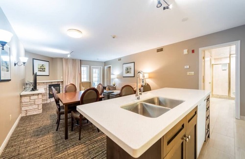 Oro-Medonte Apartment | Dual Suites: Ample Space, King Beds, Jacuzzi, Pool