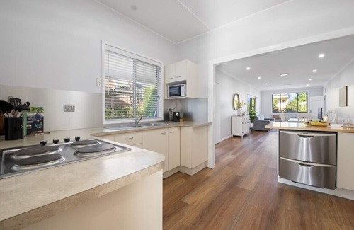 Cessnock House | Ducted aircon, WIFI, mountain views, perfect wedding accommodation with SPA!