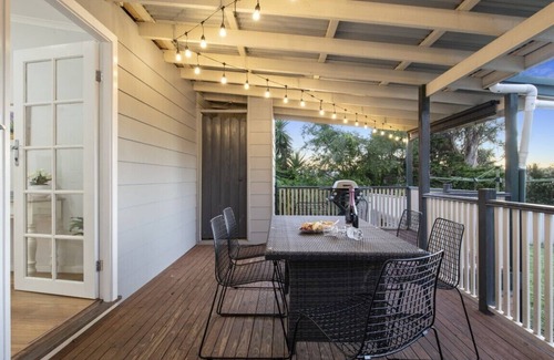 Cessnock House | Ducted aircon, WIFI, mountain views, perfect wedding accommodation with SPA!