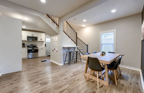 Dundee-Happy Hollow Historic District House | Dundee Delight 3Br2Ba sleeps 9, central Omaha, heart of historical neighborhood