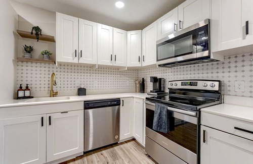 Dundee-Happy Hollow Historic District House | Dundee Delight 3Br2Ba sleeps 9, central Omaha, heart of historical neighborhood