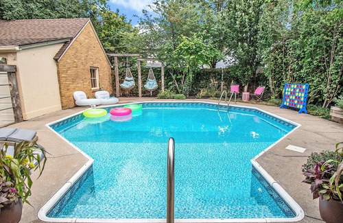 Aksarben - Elmwood Park House | Dundee Gem, heated salt water pool, holiday décor