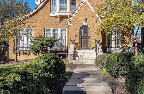 Aksarben - Elmwood Park House | Dundee Gem, heated salt water pool, holiday décor