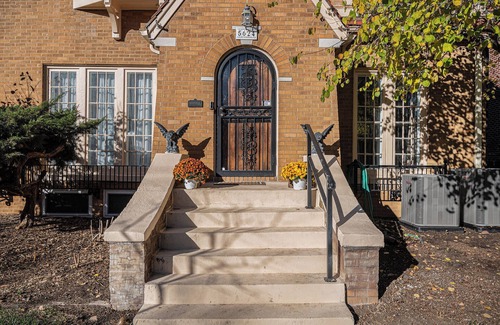 Aksarben - Elmwood Park House | Dundee Gem, heated salt water pool, holiday décor