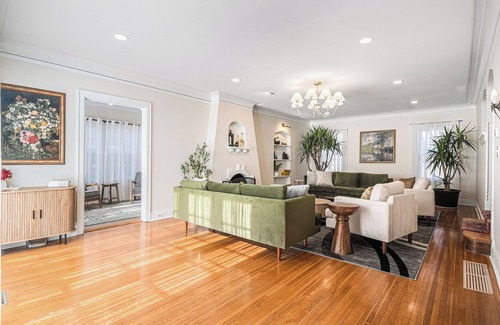 Aksarben - Elmwood Park House | Dundee Gem, heated salt water pool, holiday décor