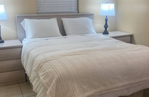 Lake Worth Corridor House | Duplex- 6 min to the beach