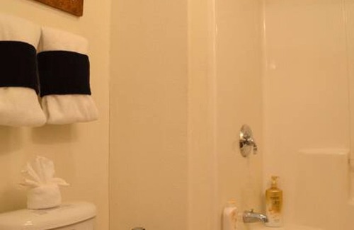 Drake Hotel | Duplex Cabin at The Woolly Bugger Inn (#15)