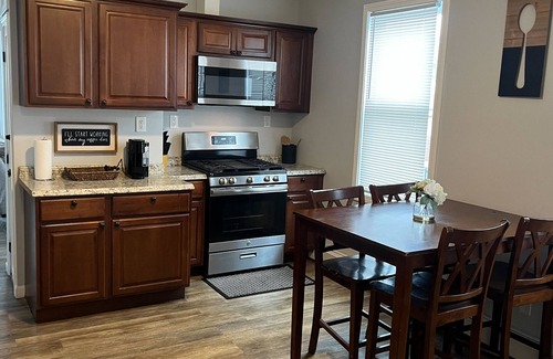 Mount Pleasant Apartment | Dyad-Suite at Mt. Pleasant 2BR/1BA with Washer and Dryer Free parking WIFI