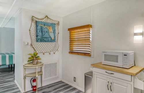 Palmetto House | E-Fireplace, Pools, Gym, Pool Tables, Pickleball, Ping Pong, No Cleaning Fee!