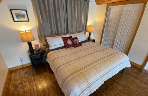 Blind Bay House | EAGLE BAY SEMI-LAKEFRONT - 2 PRIVATE SUITES - KING BEDS - LAKE ACCESS