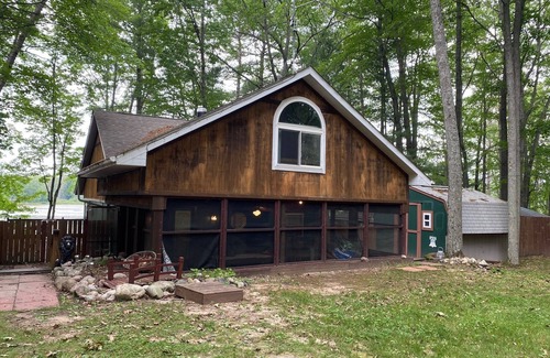 Gladwin Cabin | Eagle's Nest Quiet scenic lakefront with huge Deck!