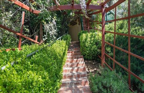Julian Hotel | Eaglenest Inn with Pool & Seasonal SPA