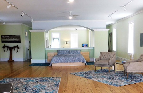 Alma Apartment | EAGLES NEST Loft | Inn At Big River Theatre